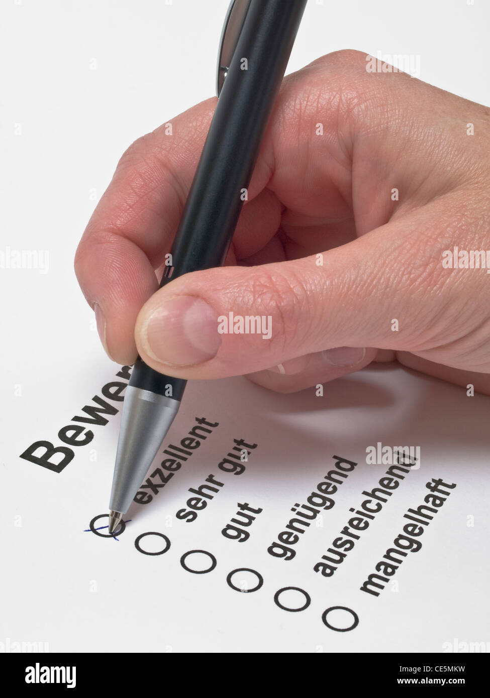 auf einem Bewertungsbogen wird "exzellent" angekreuzt | excellent is marking with a cross on an evaluation sheet Stock Photo