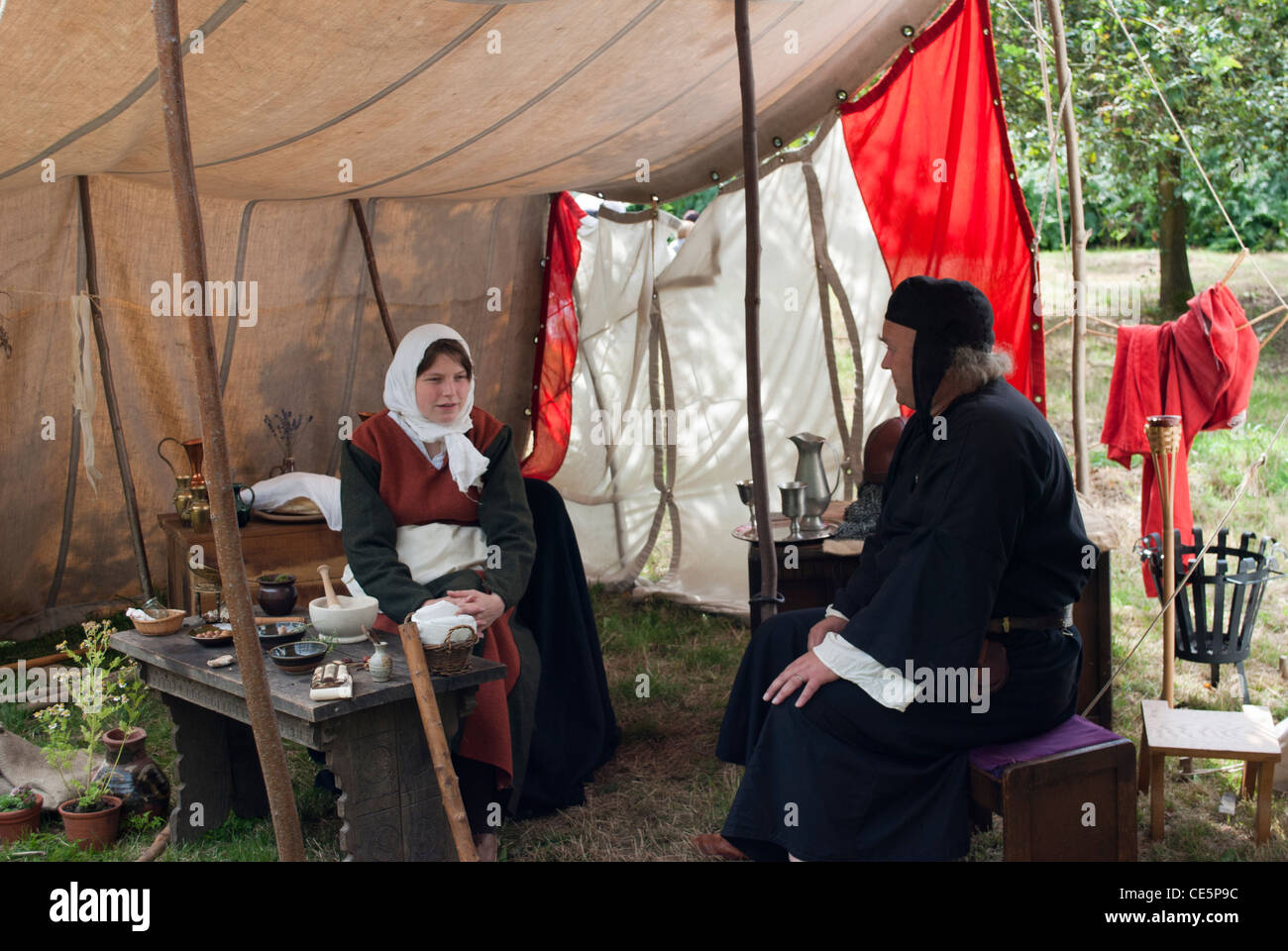 Couple medieval costume hi-res stock photography and images - Alamy