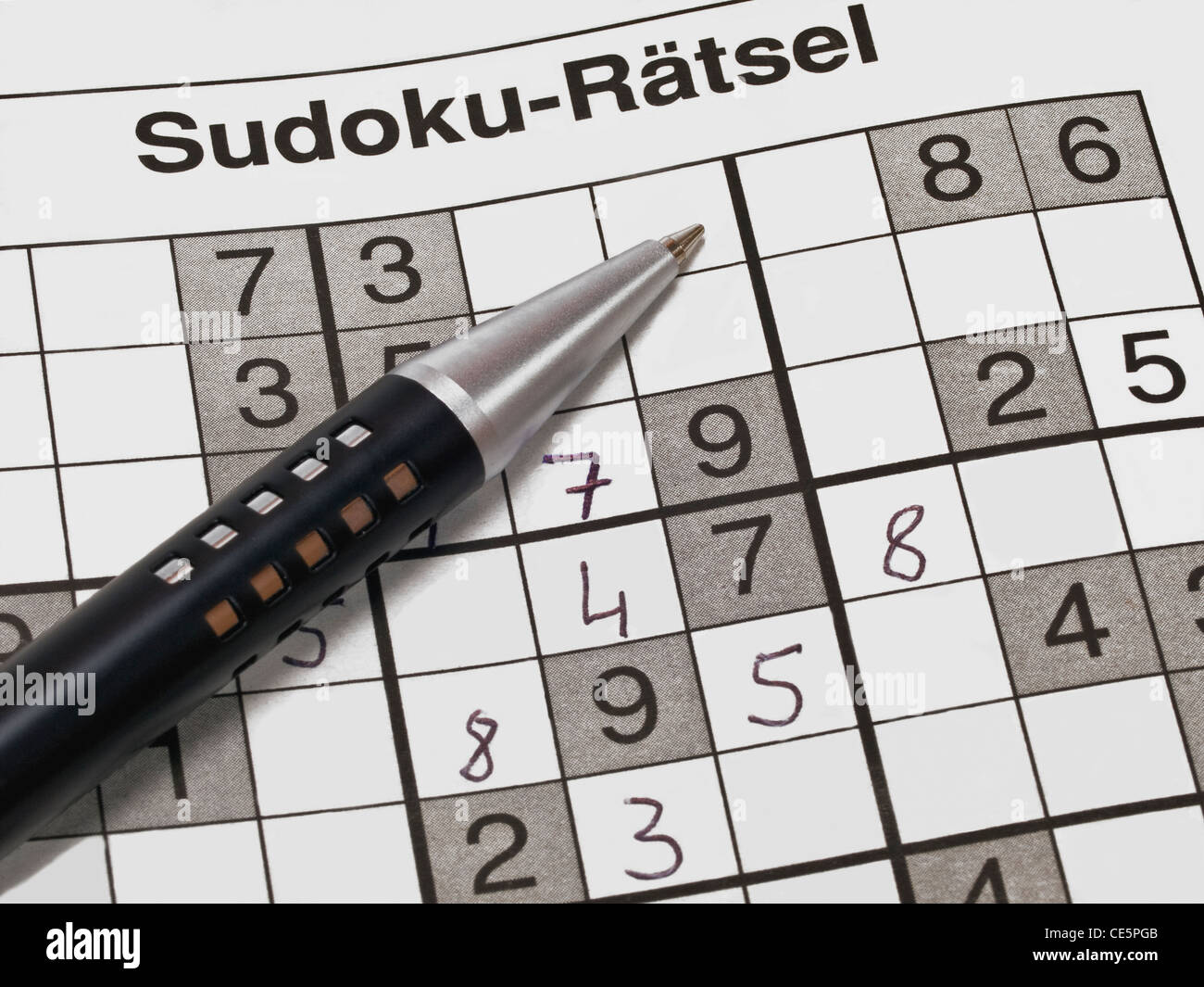 Detailansicht eines SUDOKU-Rätsels, dabei liegt ein Stift | Detail photo of a SUDOKU-riddle, beside is a pen Stock Photo