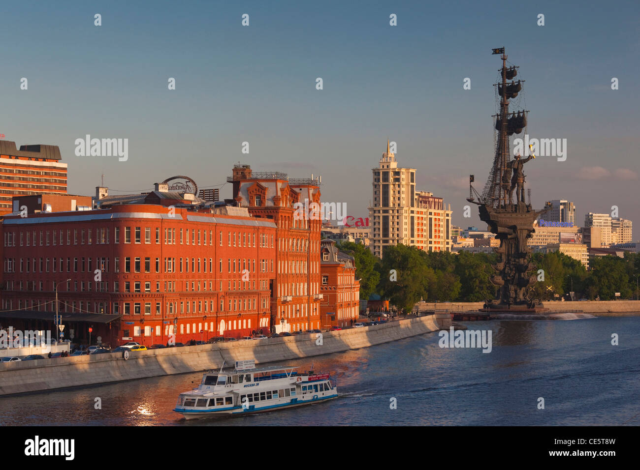 Russia, Moscow, Zamoskvorechiye-area, Red October Chocolate Factory and with Monument to Peter Great, sunset Stock Photo - Alamy