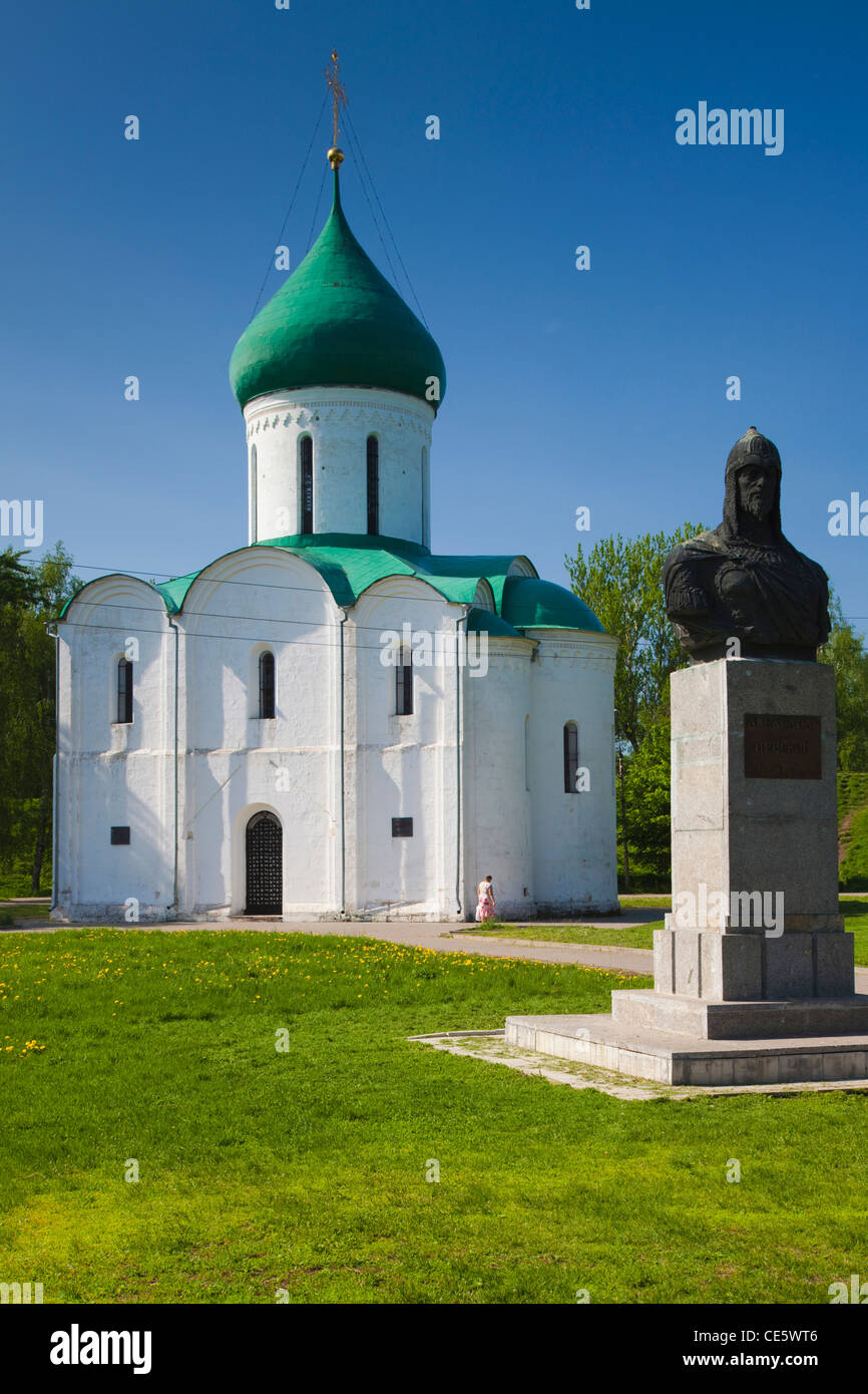 Russia, Yaroslavl Oblast, Pereslavl-Zalessky, Alexander Nevsky monument and Cathedral of the Transfiguration of the Saviour Stock Photo