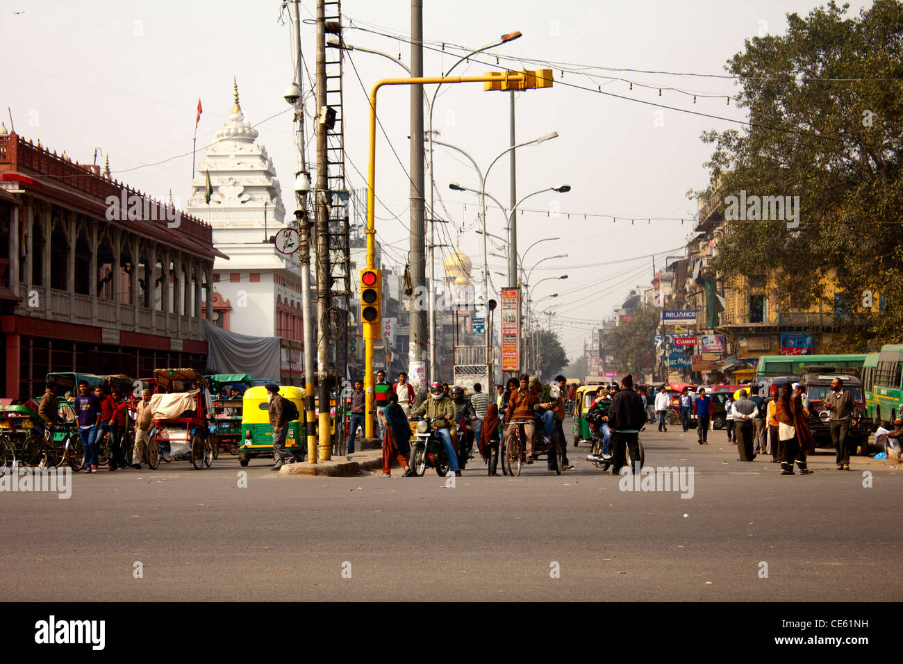 Traffic waits for the lights at a crossing in Delhi, India Stock Photo