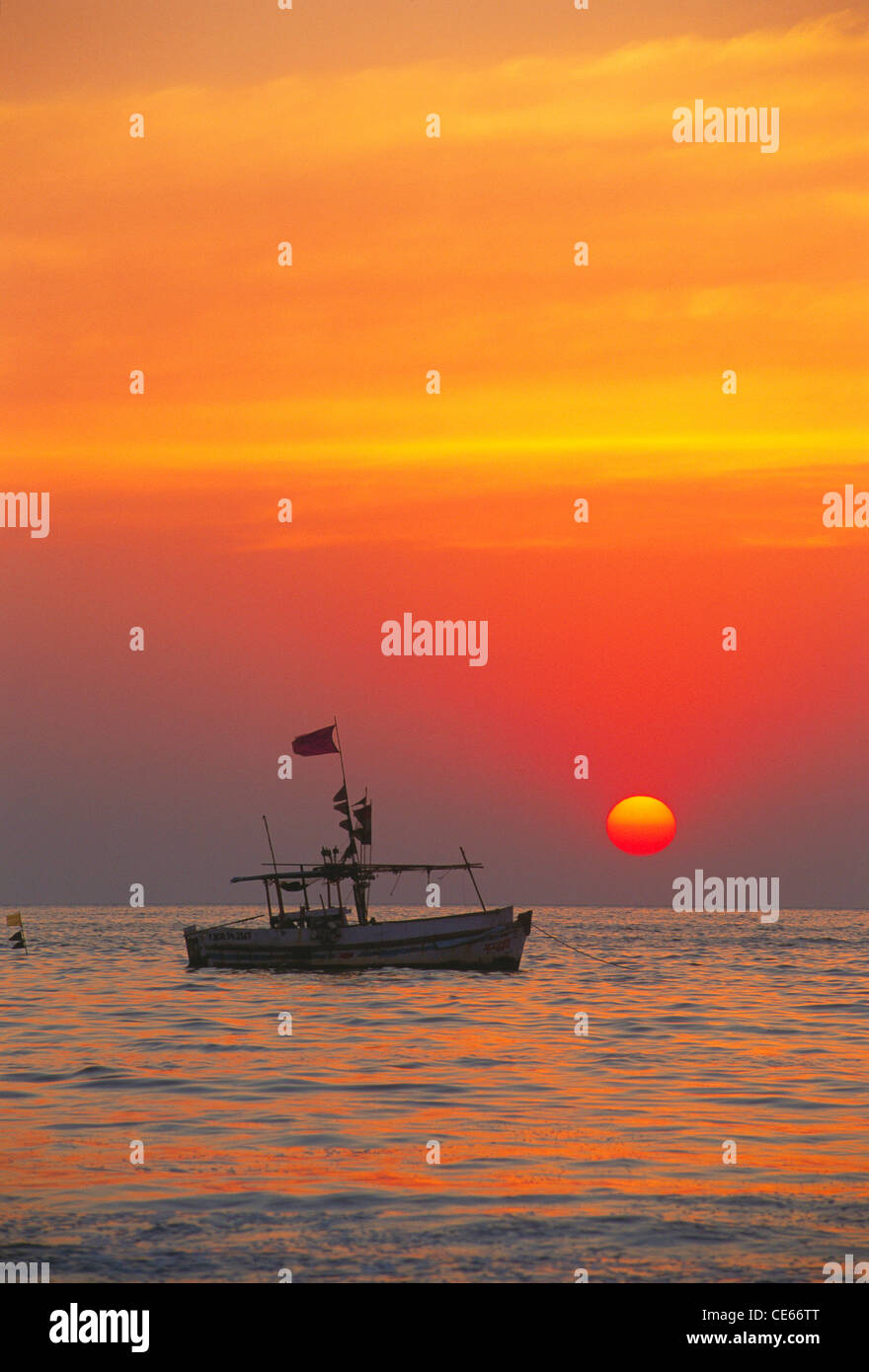 Beach boat sunset hi-res stock photography and images - Alamy