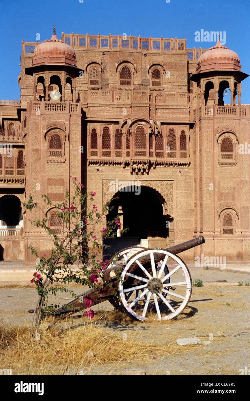 Cannon in front of Lalgarh Palace Hotel ; Bikaner ; Rajasthan ; India ; Asia Stock Photo