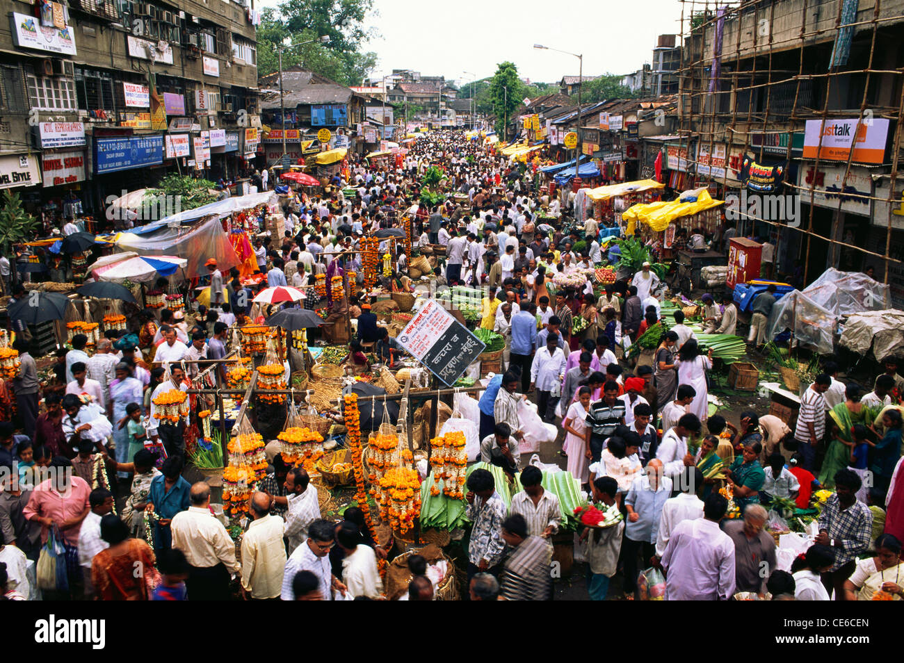 Crowd and hawkers at Dadar flower market ; Bombay ; Mumbai