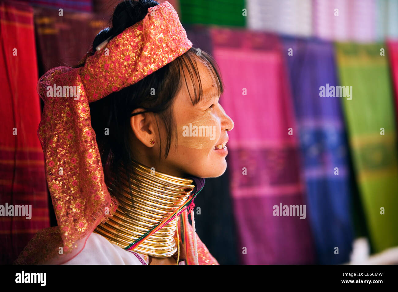 'Long Necked' Paudang woman at Nai Soi (also known as Nupa Ah). Nai Soi, Mae Hong Son province, THAILAND Stock Photo