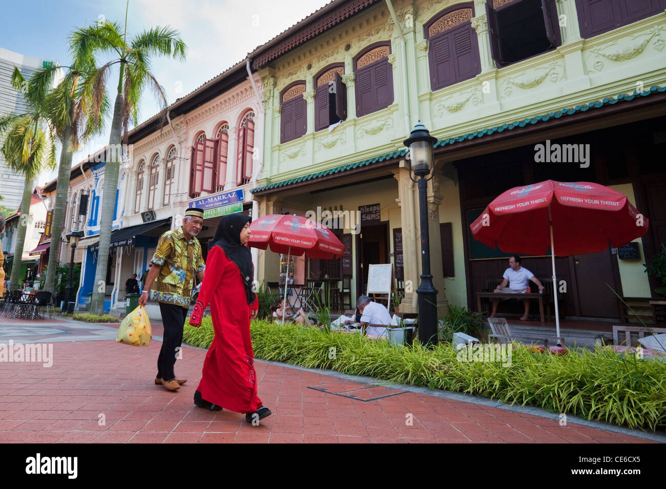 Malay couple in the Bussorah Mall - part of the Muslim Quarter of Kampong Glam, Singapore Stock Photo