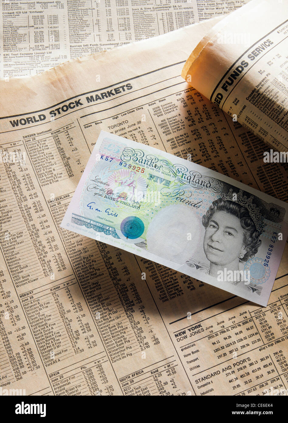 FORMER 5 ENGLISH POUNDS ELIZABETH II BANKNOTE ON FINANCIAL NEWSPAPER Stock Photo
