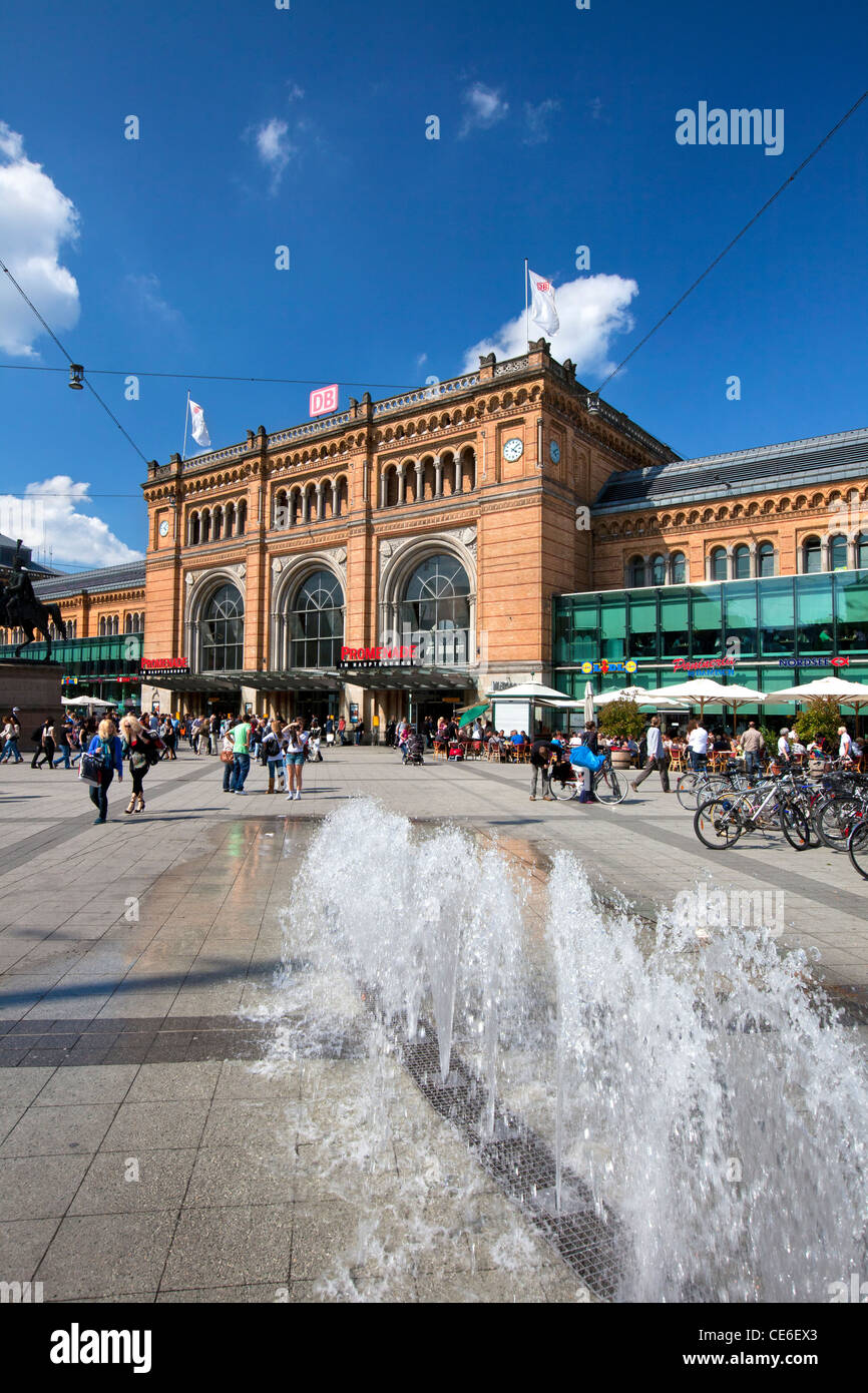 The Hauptbahnhof / Central railway station and fountain in Hannover, Lower Saxony, Germany Stock Photo