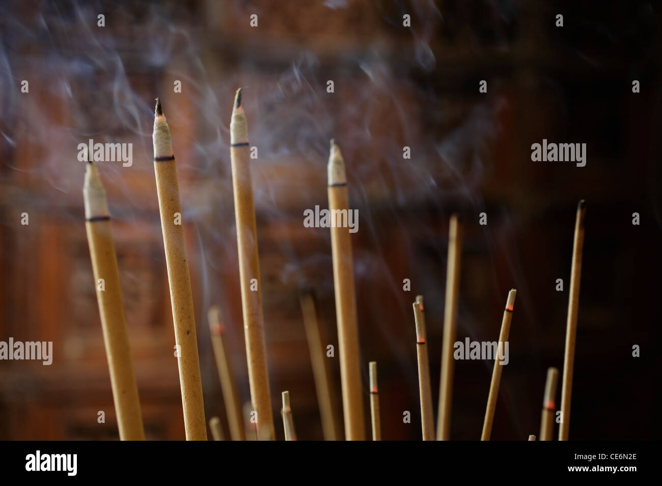 Singapore burning incense hires stock photography and images Alamy