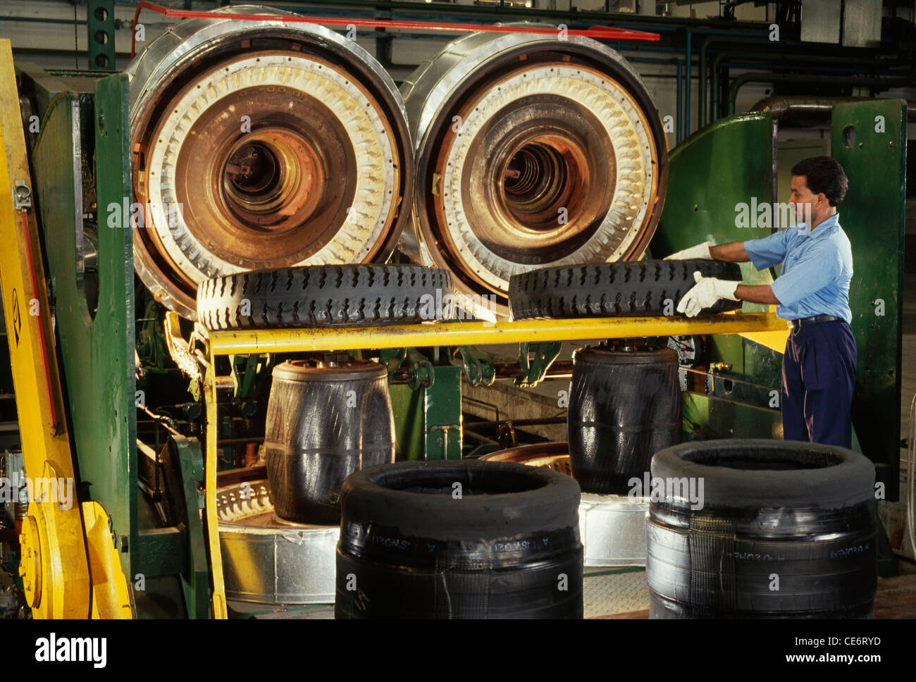 HMA 85851 : tyre manufacture moulding machine factory industry unit india Stock Photo
