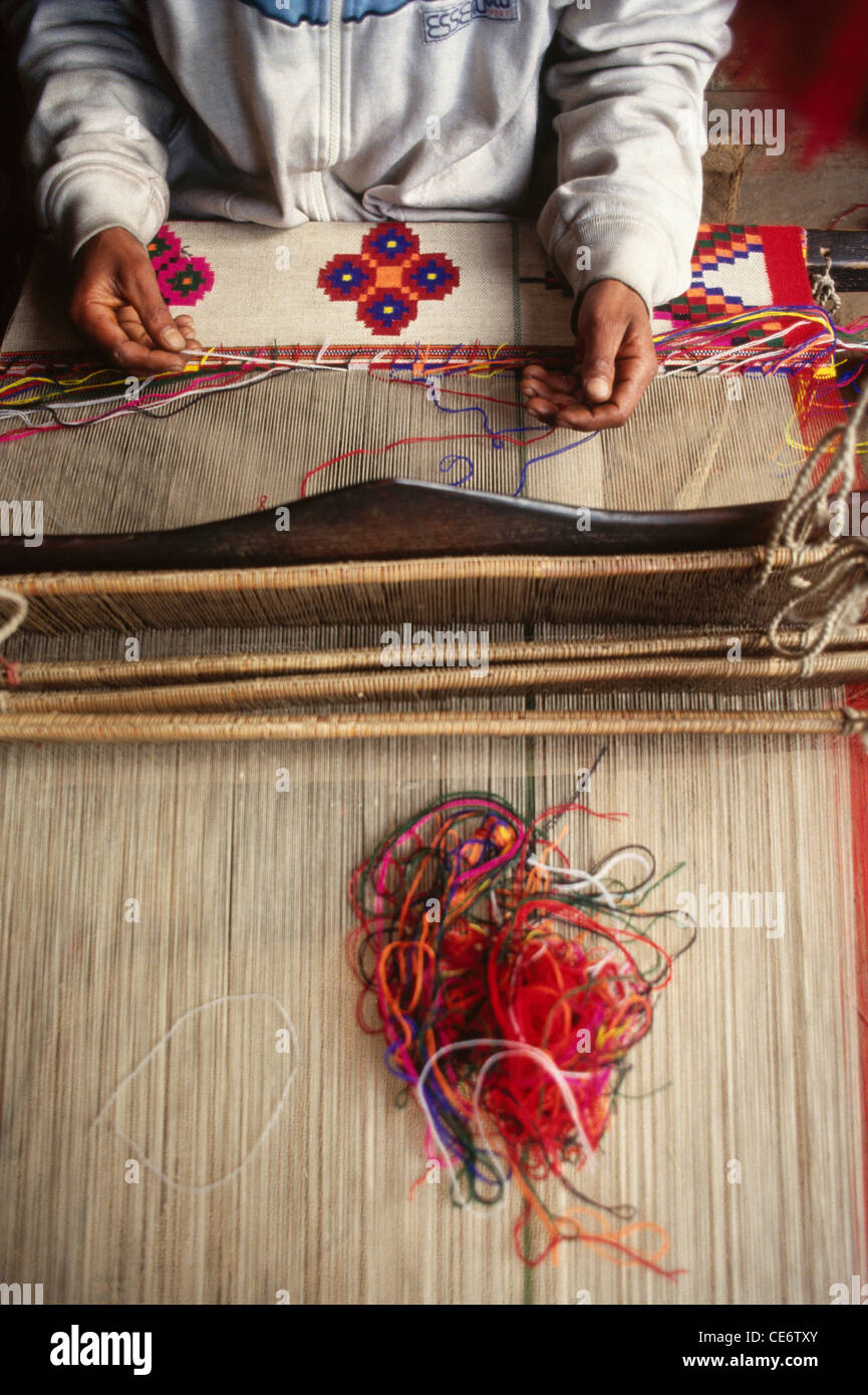 RVA 85101 handicraft craftsman weaving kullu shawl kulu himachal pradesh india Stock Photo Alamy