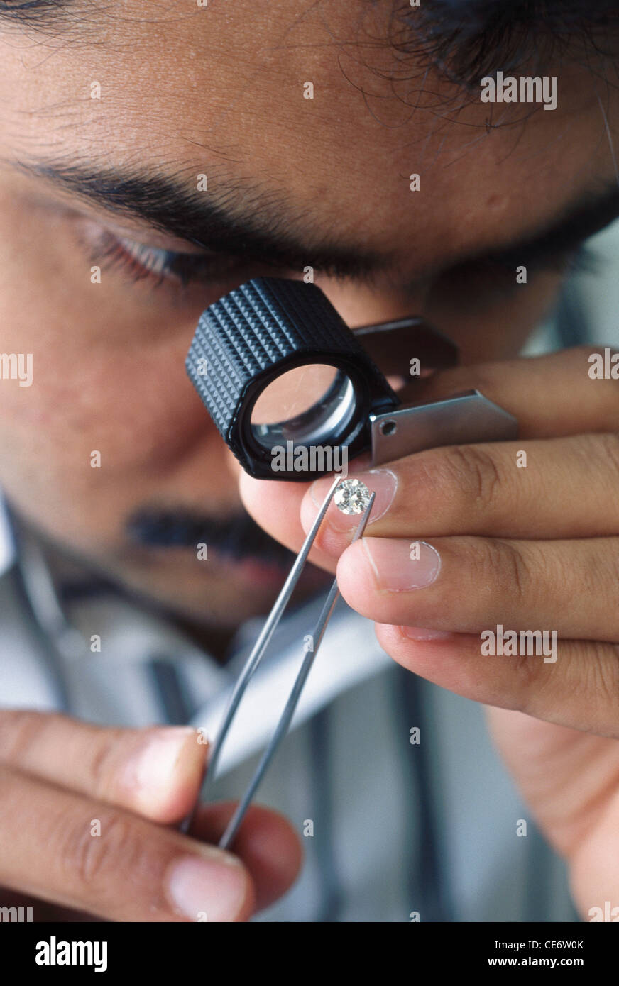 Diamond magnifying glass hires stock photography and images Alamy