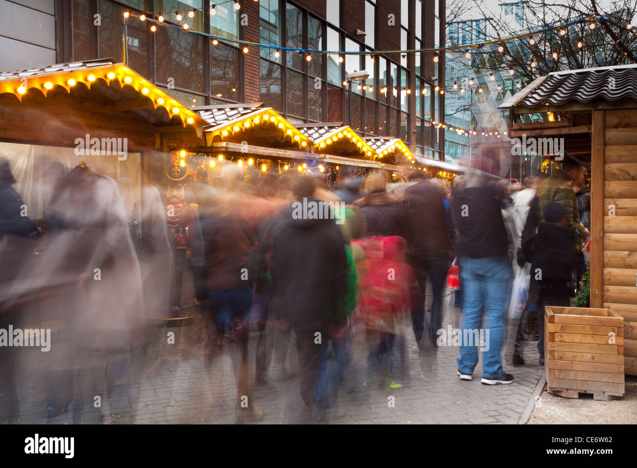 England, Greater Manchester, Brazennose Street Christmas Market. Busy street market Stock Photo