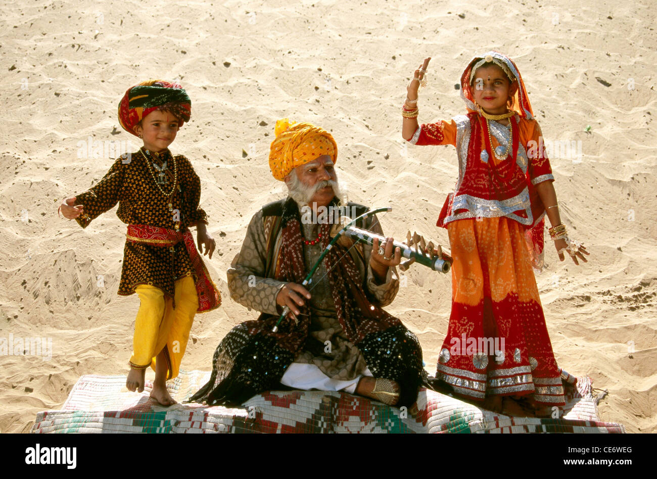 BDR 83391 folk dancers and musician playing indian rajasthani violin