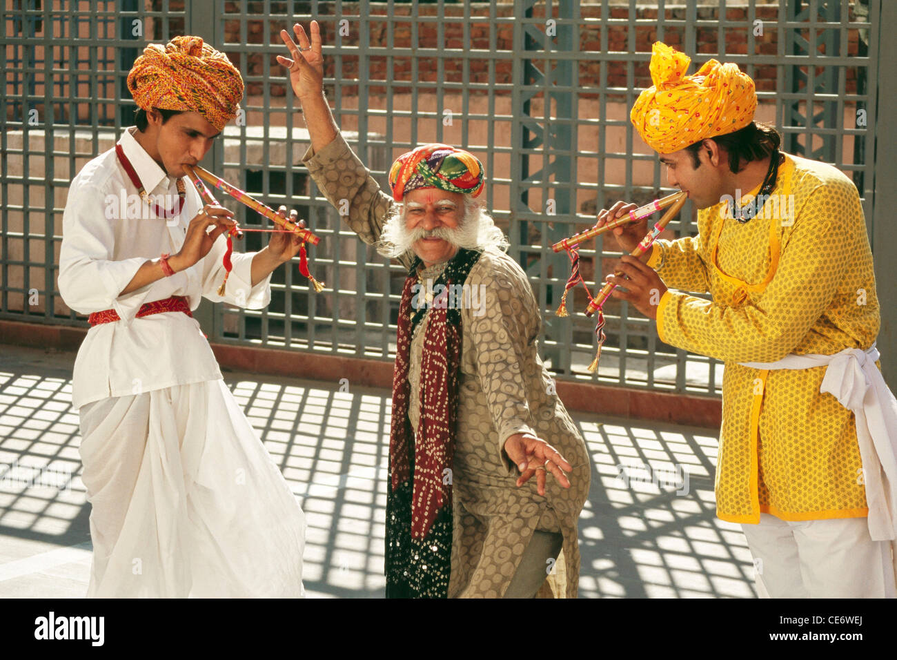 BDR 83393 indian rajasthani folk dancer musicians playing musical