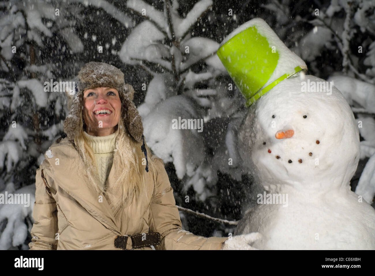 Snow falling snowman hi-res stock photography and images - Alamy