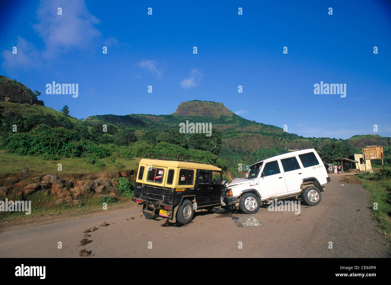accident car and taxi maharashtra india Stock Photo