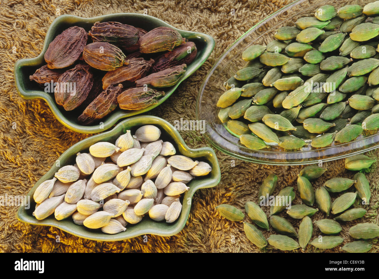 HMA 83691 indian spices white cardamom pods green cardamom pods whole black cardamom pods