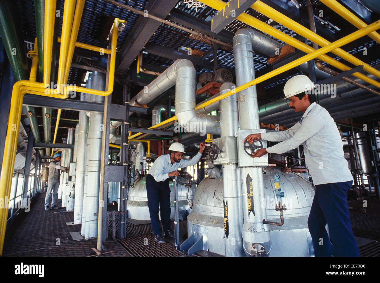 институт инженеры индия. исследование косметики в лаборатория. сырье это в химии. химическая промышленность сербии. современная лаборатория.