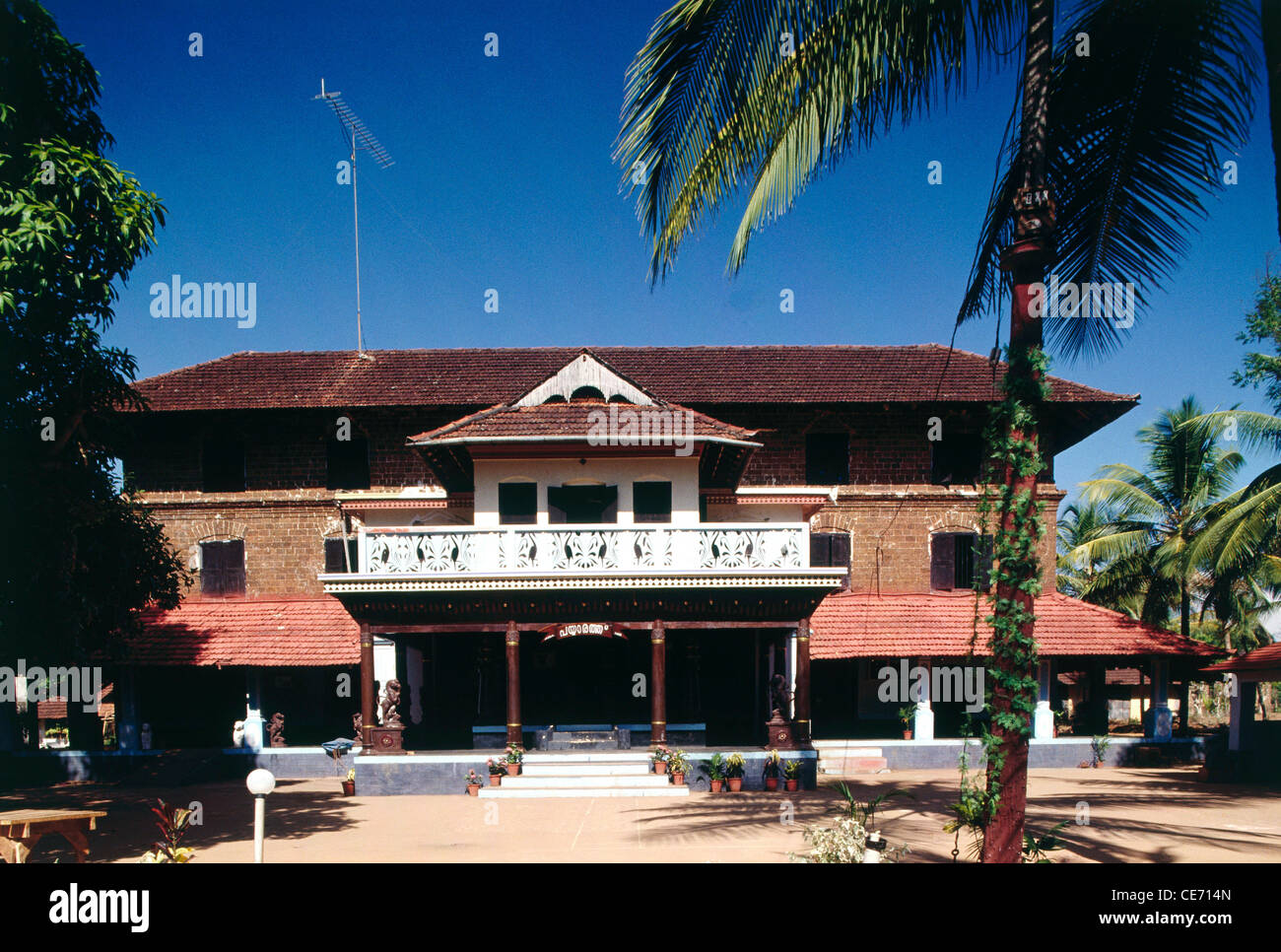 AAD 82406 : old indian house bunglow palm trees palghat kerala ...