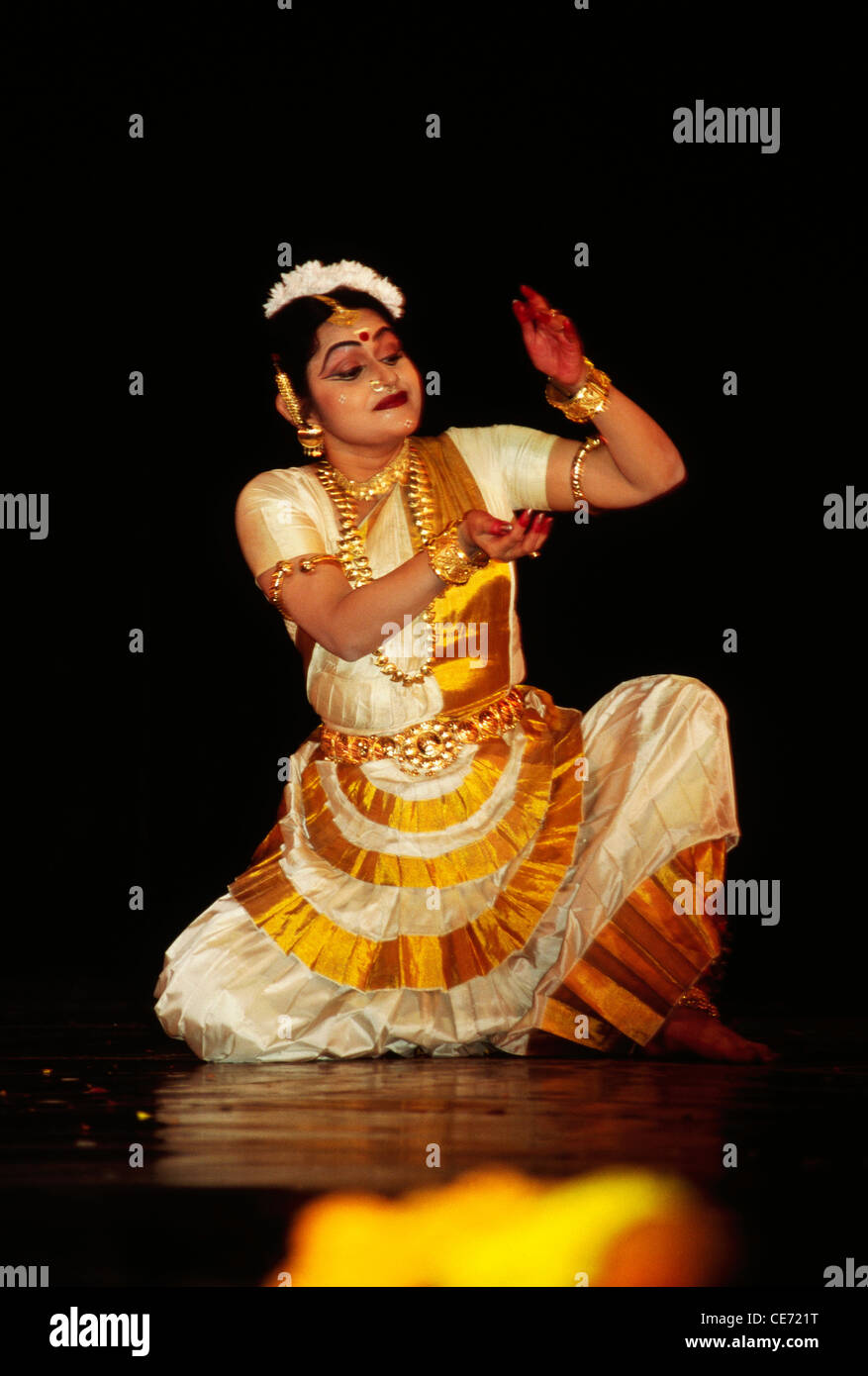 DBA 84227 : Mohiniattam ; woman performing classical dance of India   Model Released Stock Photo