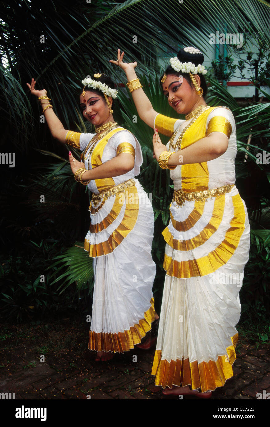 DBA 84228 : Mohiniattam ; women performing classical dance of India   Model Released Stock Photo