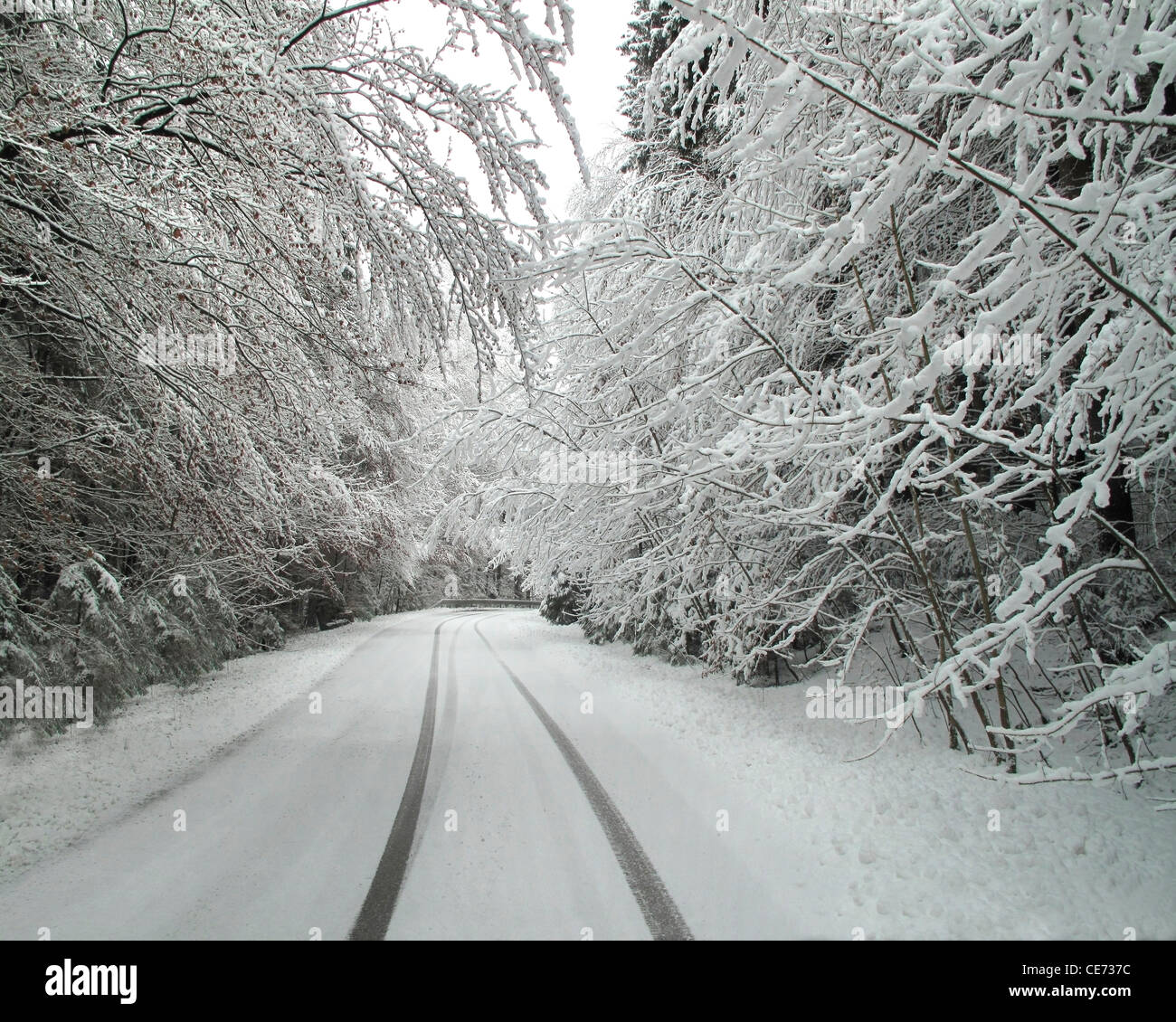DE - BAVARIA: Driving in wintry conditions Stock Photo