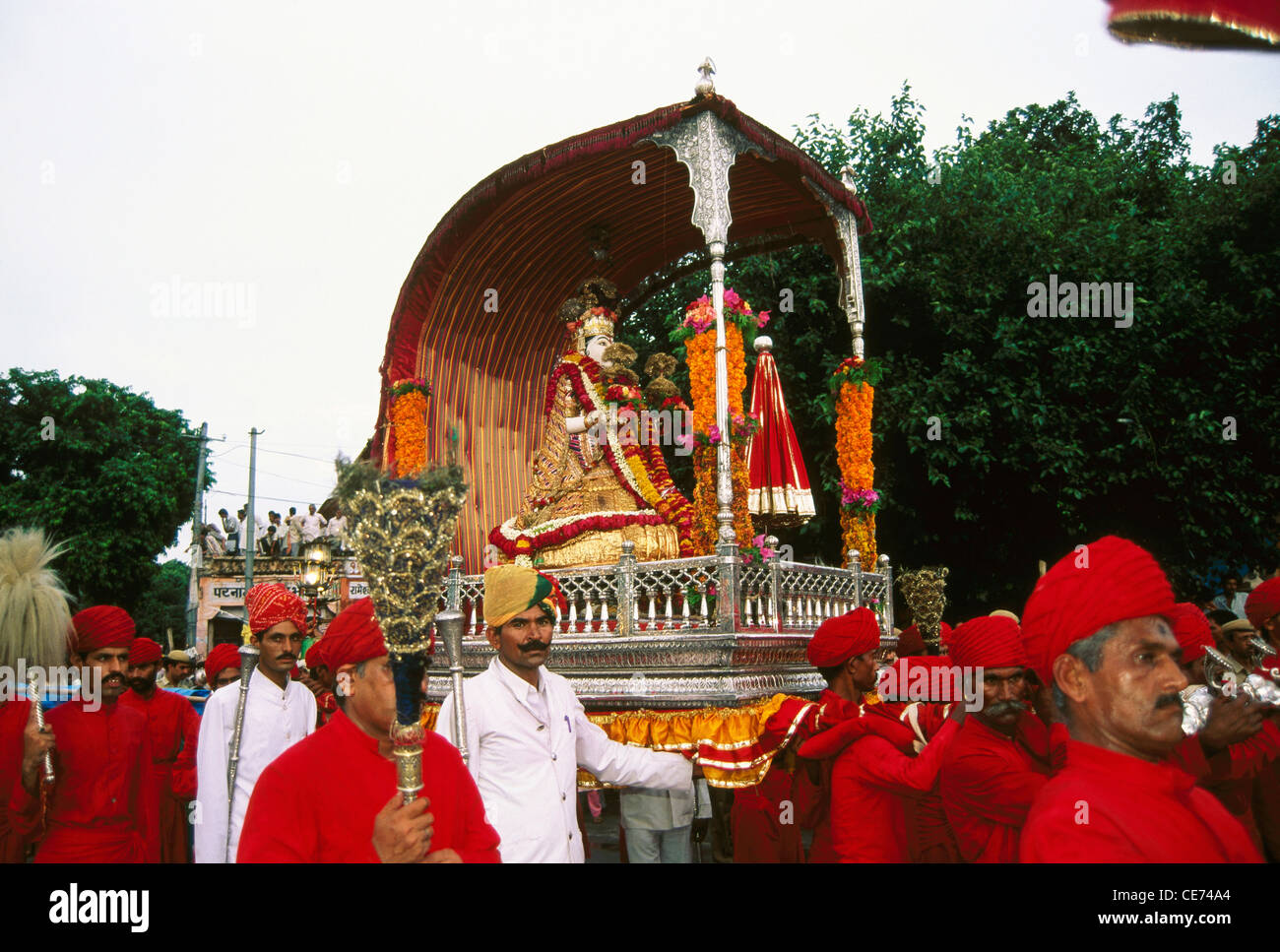 MMN 82827 : Teej festival idol of goddess parvati in palanquin jaipur rajasthan india Stock Photo