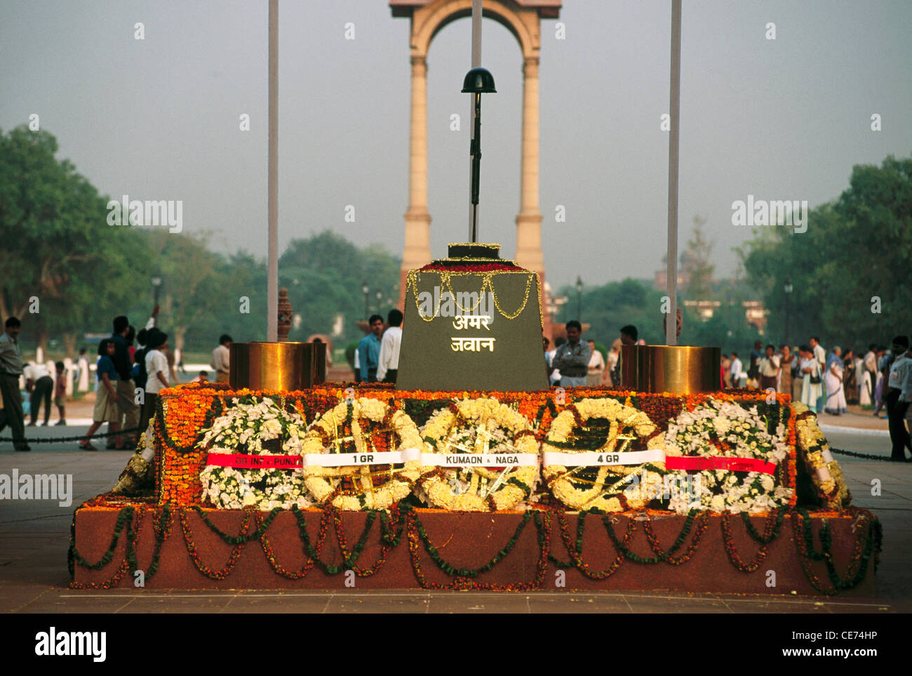 NMK 82118 : wreaths at Amar Jawan Jyoti India Gate ; delhi ; india Stock Photo