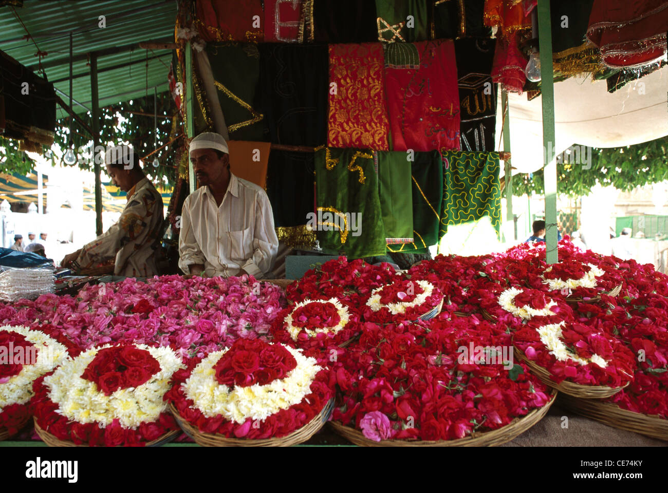 AAD 82947 : flower seller at Dargah Khwaja Sahib ajmer rajasthan india Stock Photo
