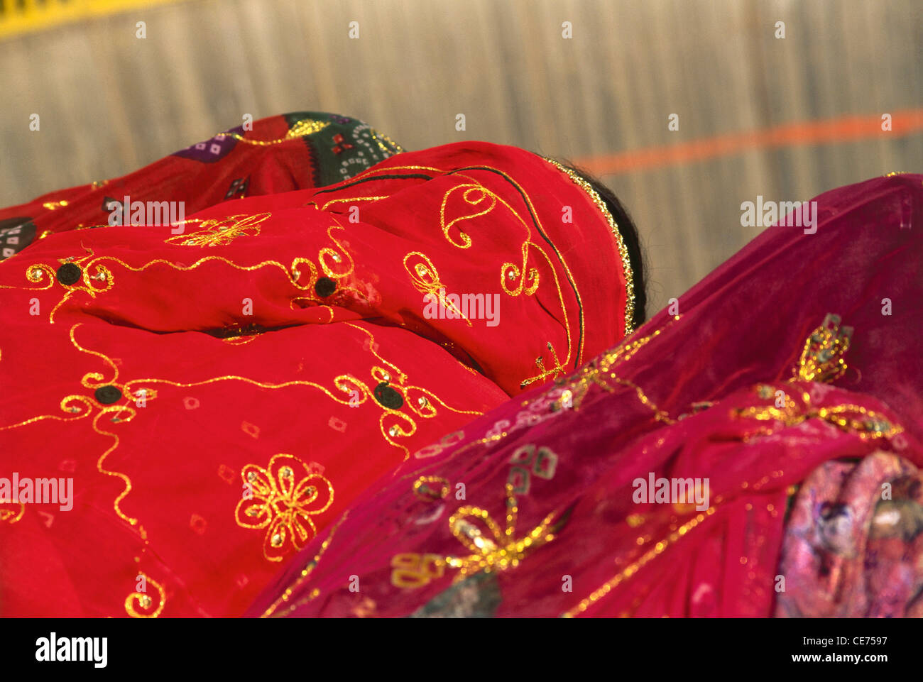 MMN 82278 : three indian women in red sarees with gold embroidery at pushkar fair rajasthan india Stock Photo