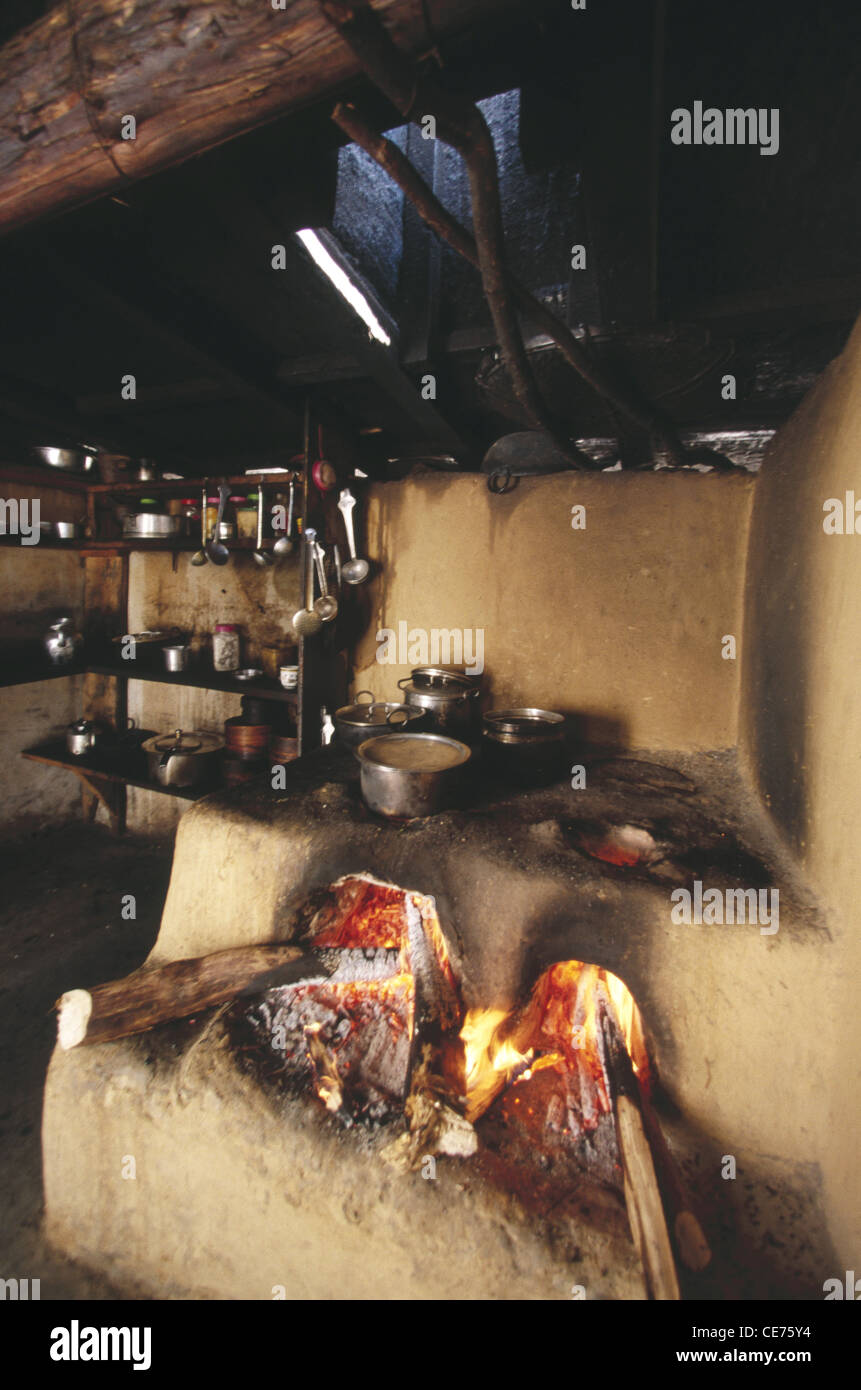 AAD 84772 : indian open flame wood burning kitchen of Mompas tribe in Arunachal pradesh india Stock Photo