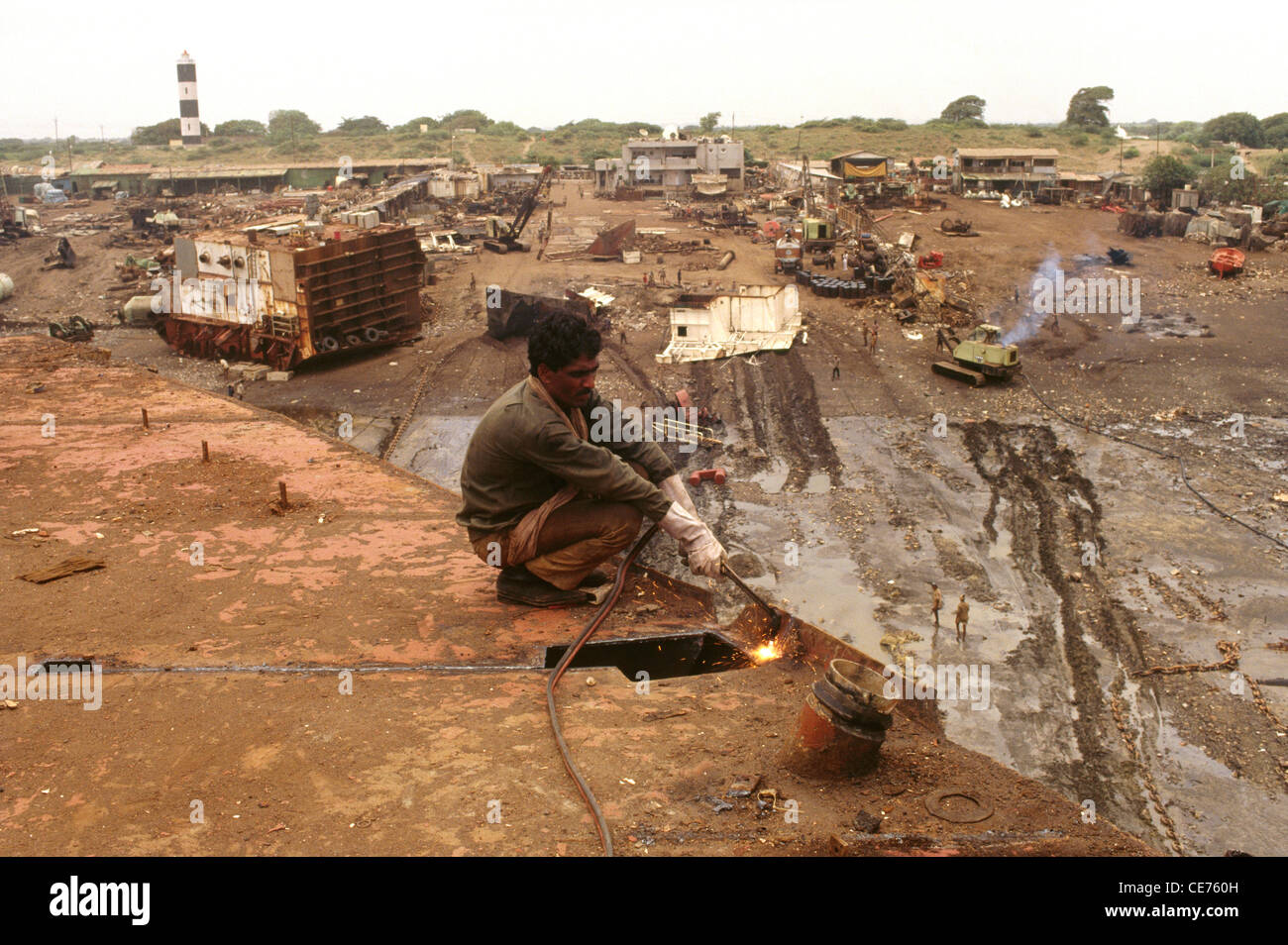 RVA 83114 : indian man gas cutting steel plate in alang ship breaking yard gujarat india Stock Photo