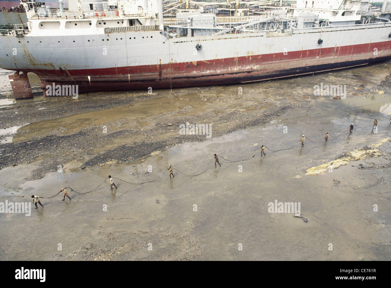 RVA 83121 : indian workers at alang ship breaking yard gujarat india Stock Photo