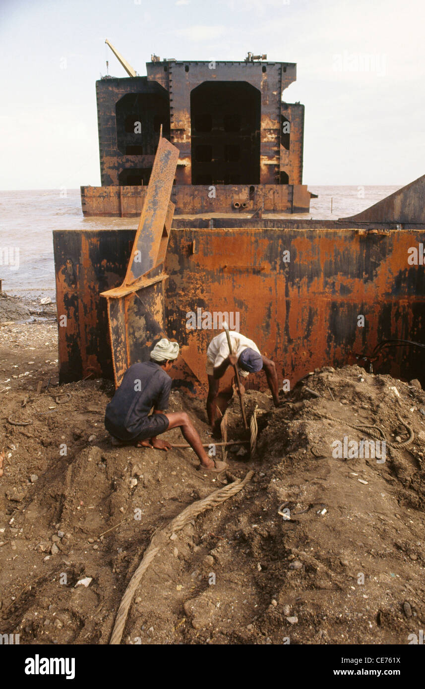 RVA 83122 : two indian workers breaking a ship in alang ship breaking yard gujarat india Stock Photo