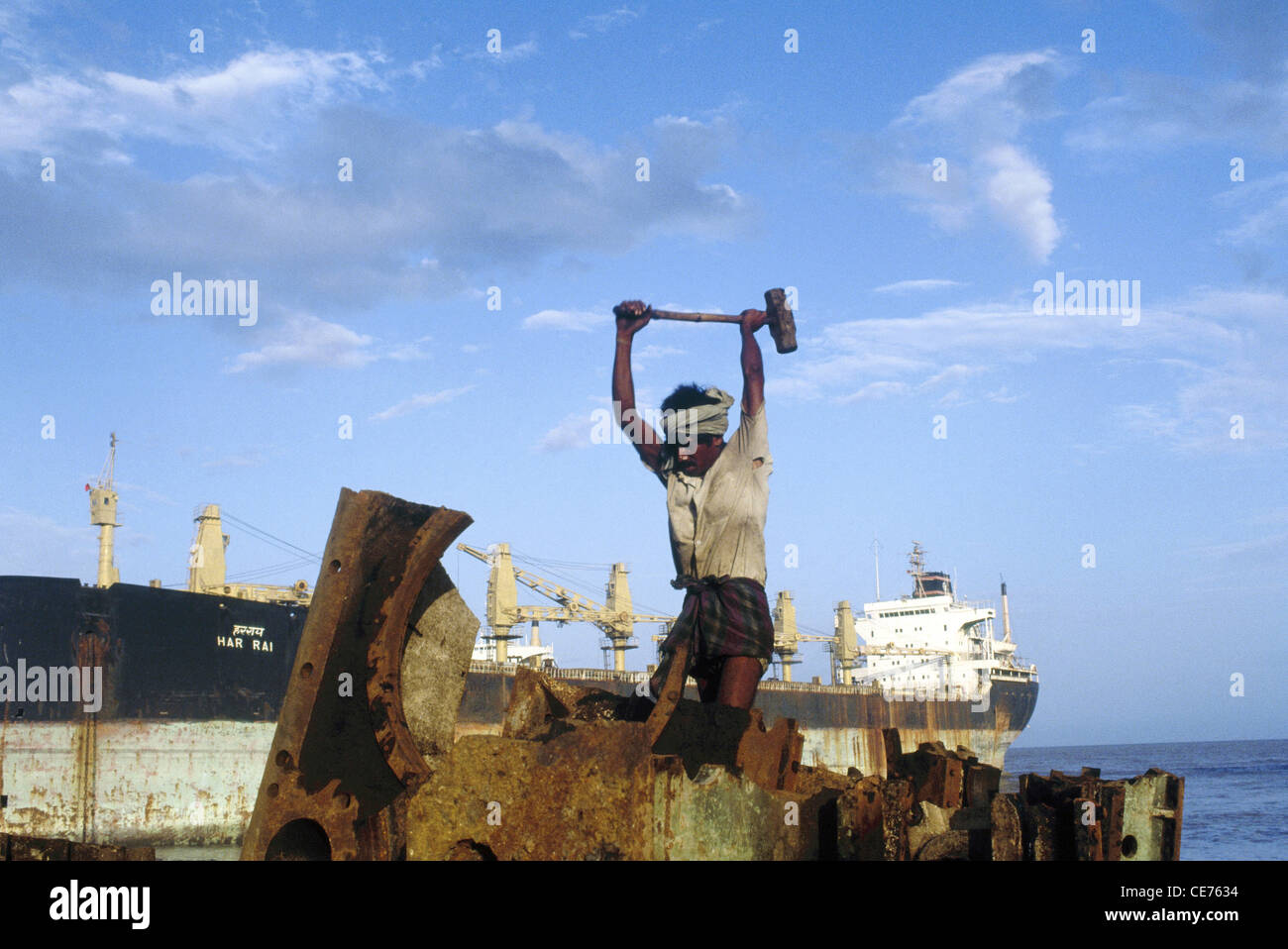 RVA 83126 : indian man breaking ship alang ship breaking yard gujarat india Stock Photo
