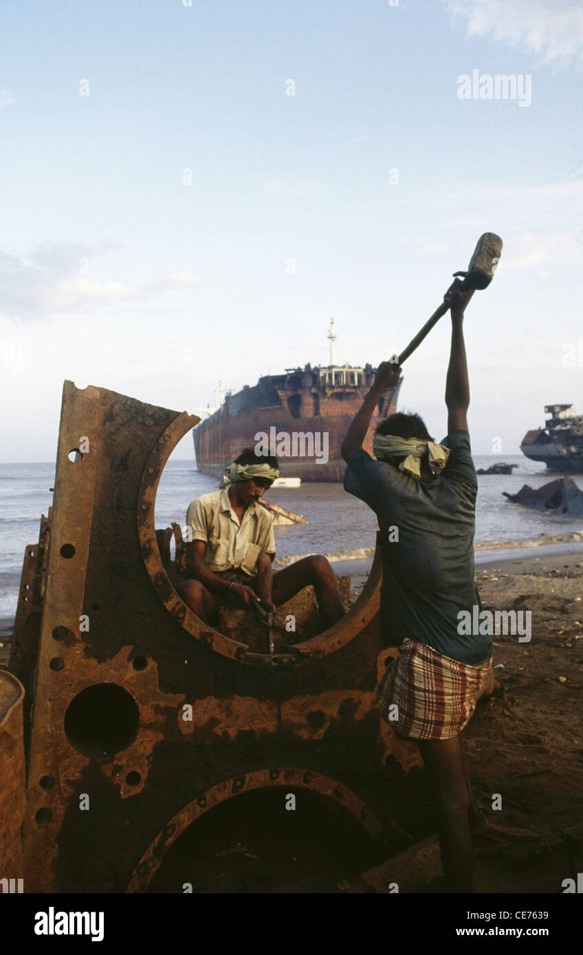 RVA 83127 : indian men breaking ship alang ship breaking yard gujarat india Stock Photo
