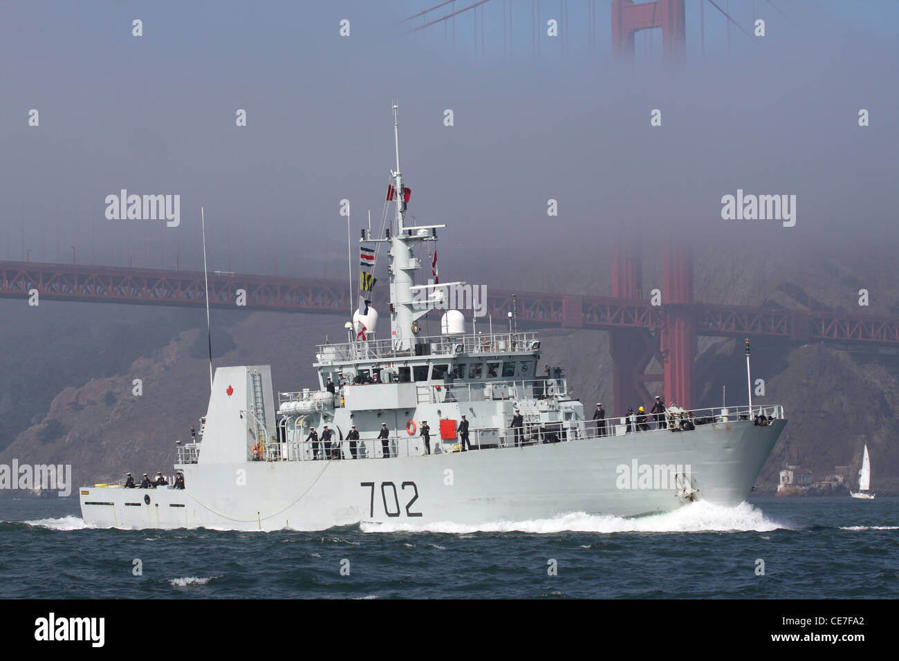 Royal Canadian Navy Kingston-class coastal defence vessel HMCS Nanaimo (MM 702) passes through the Golden Gate Stock Photo
