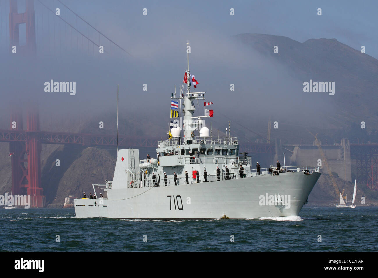 Royal Canadian Navy Kingston-class coastal defence vessel HMCS Brandon (MM 710) passes through the Golden Gate Stock Photo