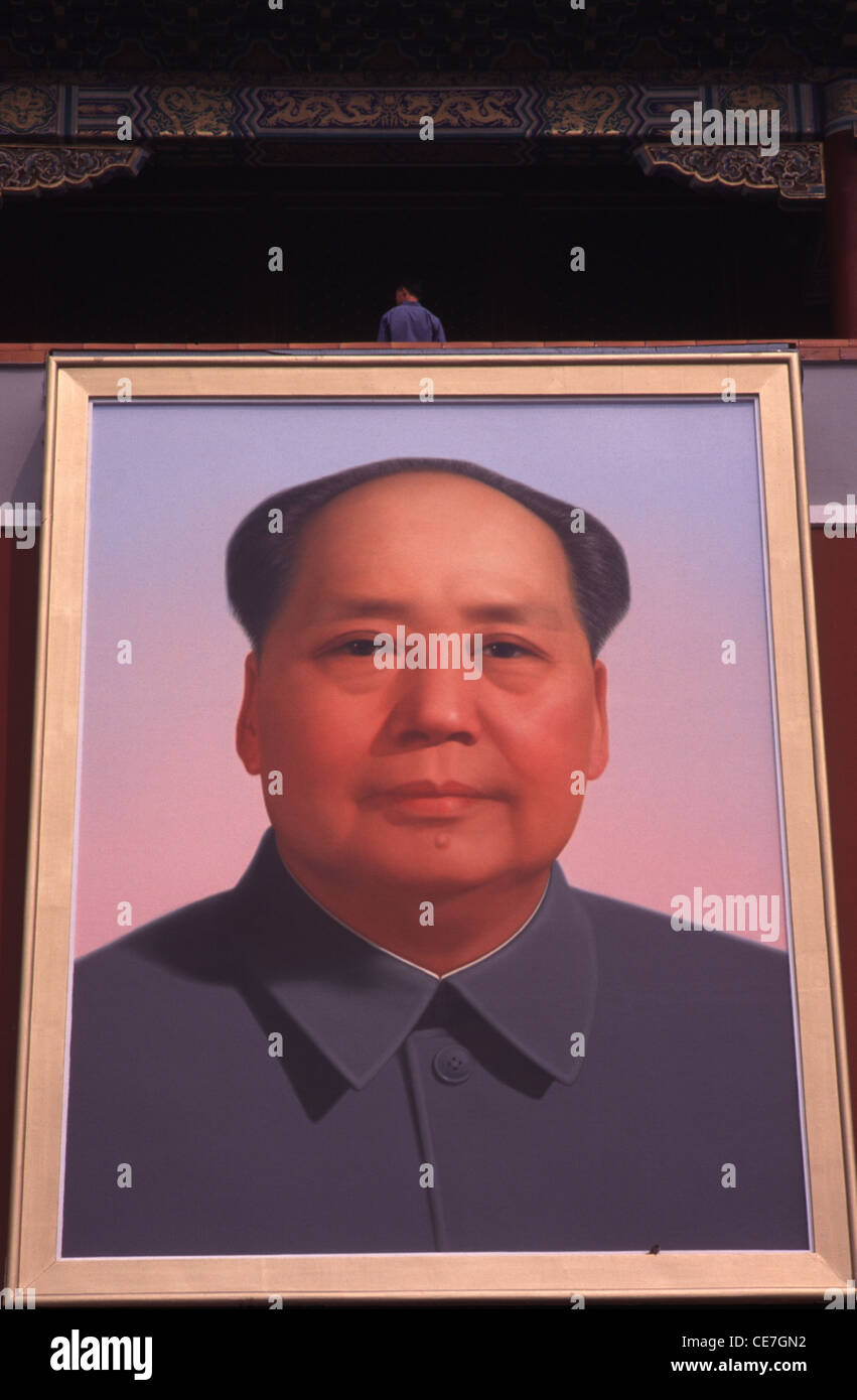 Guardian standing on top of a huge painting of Mao Zedong or Mao Tse-tung also known as Chairman Mao at the Tiananmen Gate of Heavenly Peace, Tiananmen Square, Forbidden City, Beijing, China Stock Photo