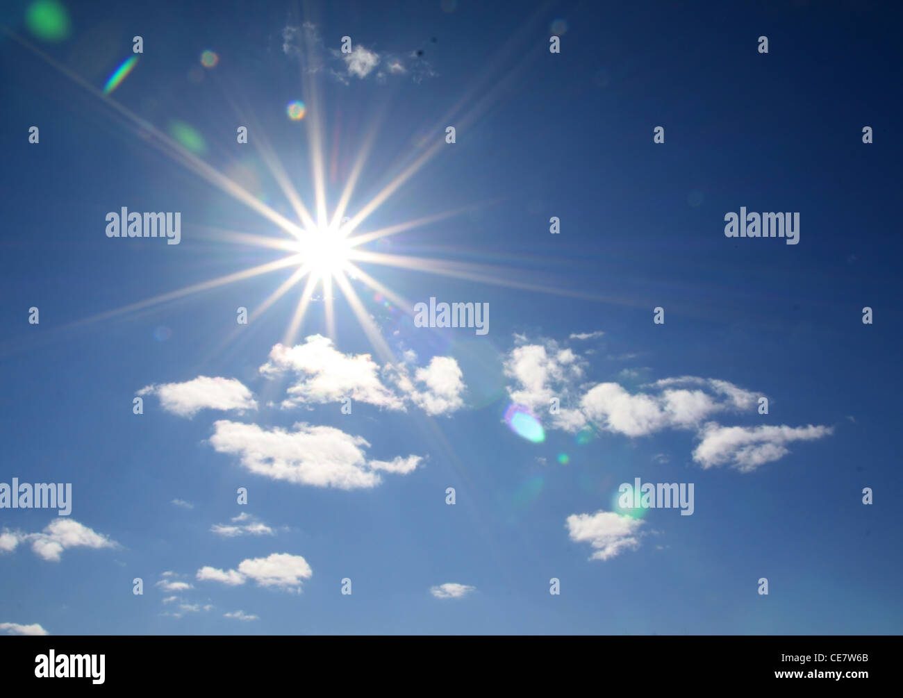 Sun is bright today. So brightly. Солнечное небо. The sun was shining in the blue sky. Солнце горизонтальная картинка.