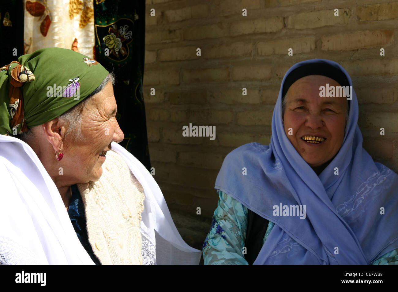 Traditional lady with gold teeth in Samarkand, Uzbekistan Stock Photo Alamy