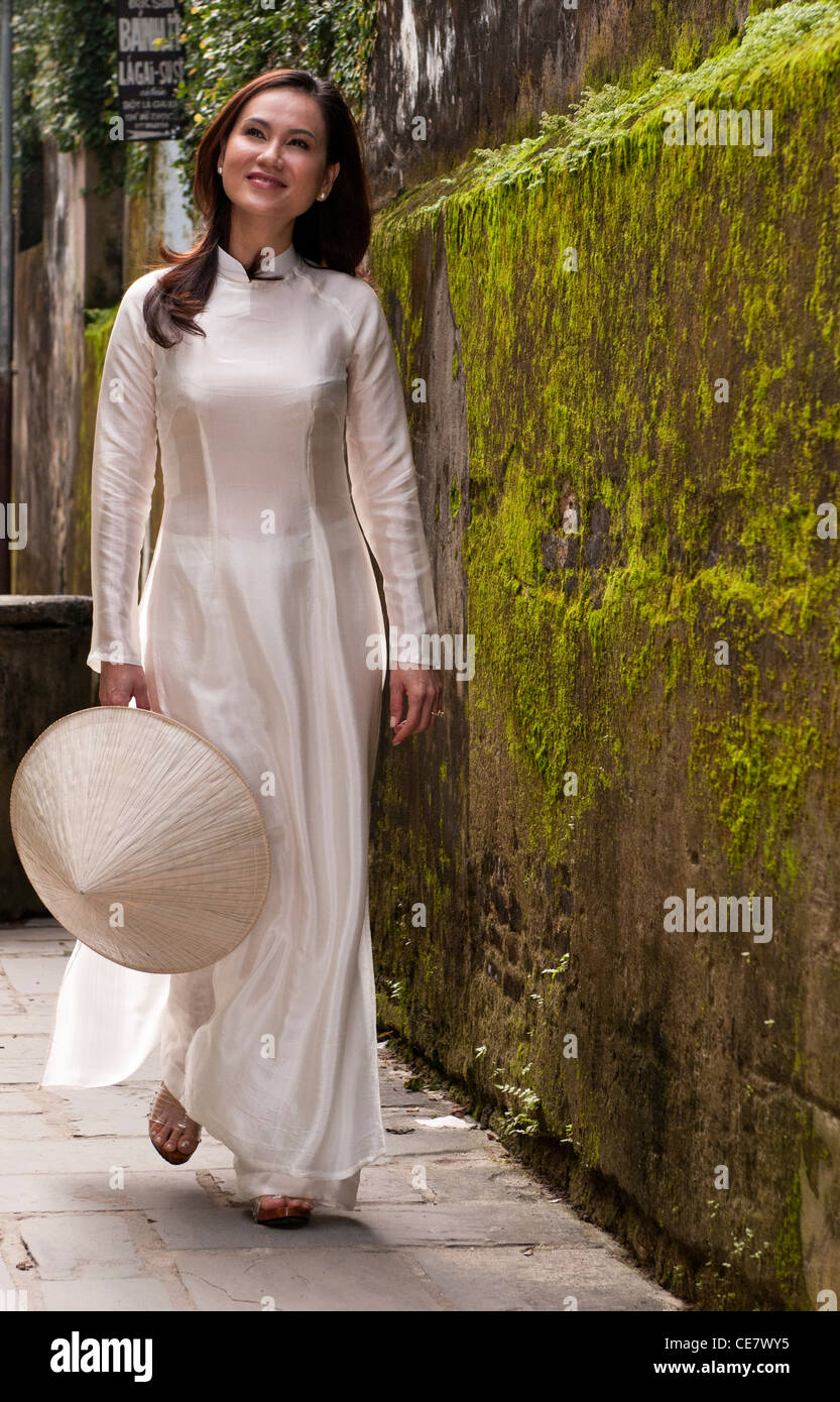 Vietnamese woman in traditional silk white ao dai, Hoi An, Viet Nam Stock Photo