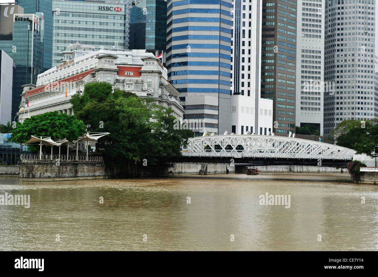 Fullerton Hotel and Anderson suspension bridge, Singapore Stock Photo