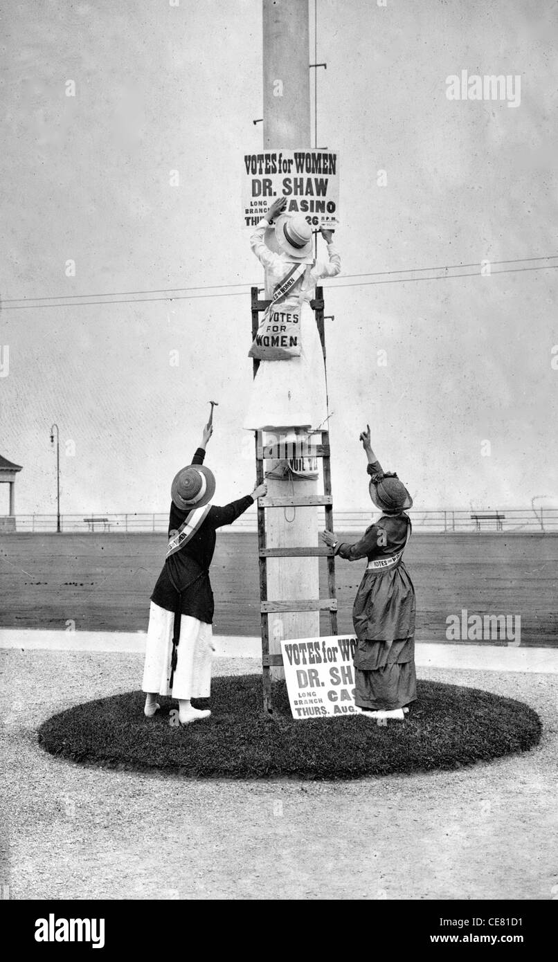 Suffrage campaign days in New Jersey,  three women installing a sign advertising a suffrage event, 1915 Stock Photo