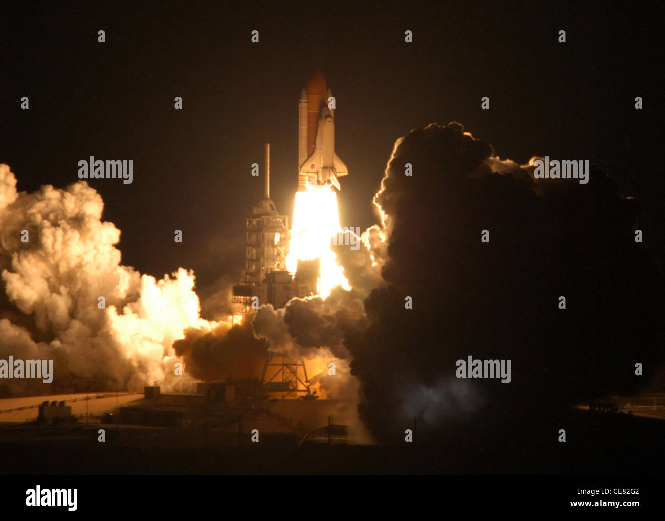 Space Shuttle Discovery launched on STS-116 from Kennedy Space Center ...