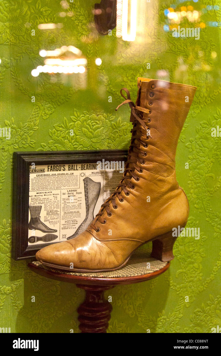 Vintage shoe store front Stock Photo Alamy