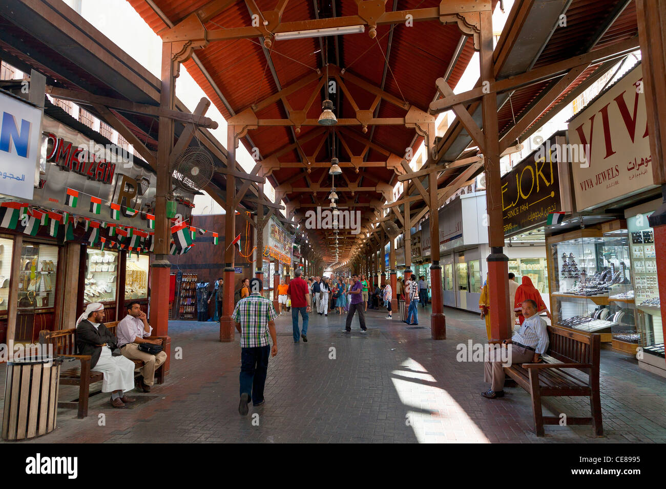 Dubai, Deira, Jewelry store in Dubai's Gold Souk Stock Photo