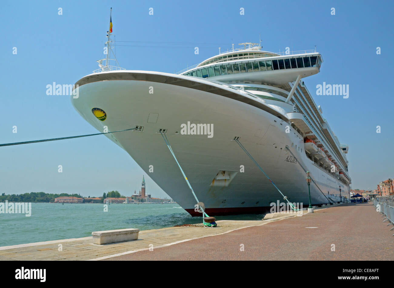 Cruise ship venice dwarfs hi-res stock photography and images - Alamy